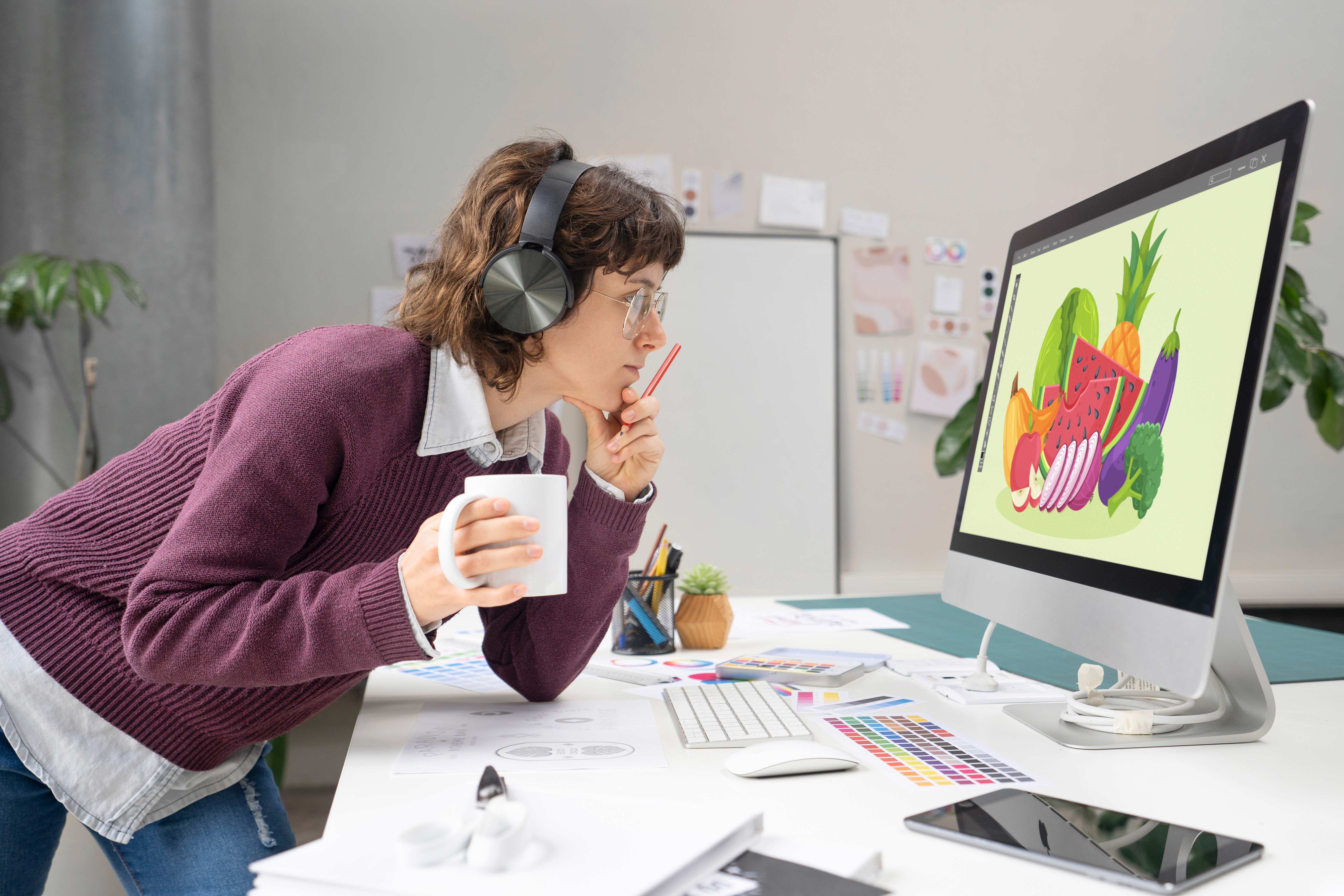 Diseñadora analizando proyecto de branding